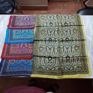 Foulards d'été en sergé de soie pour femmes Sérigraphie animaux et motifs géométriques - Product Image 1