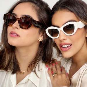 Gafas de Sol de Moda Retro 2022, Montura Ancha Negra, Protección UV400, Estilo Ojo de Gato Pequeño para Mujer - Product Image 1