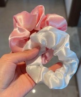 Popular barato Color sólido blanco brillante satén elástico lazos para el cabello bandas Bling reflectante satén Scrunchies mujeres accesorios para el cabello