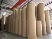 Rouleaux de papier kraft vierge blanc et brun double couche enduit de résine pour base de tapis rafraîchissant, idéal pour poulaillers - Vente en gros