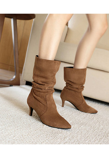 Bota Feminina Estilo Ocidental em Camurça com Sola Antiderrapante e Salto Fino - Product Image 6