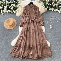 Robe longue élégante rose pour femme, style décontracté, avec empiècements en dentelle, col à revers, manches lanternes, ceinture et boutons, idéale pour le quotidien et les vacances