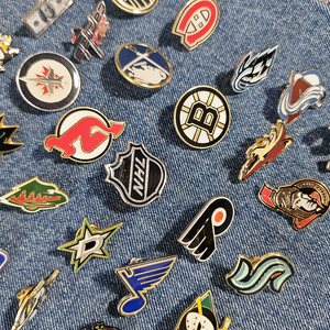 Nouvelle Arrivée Broche Logo Équipe de Hockey sur Glace NHL Élégante en Métal Thermolaqué, Badge de Col avec Lettrage pour Vêtements et Mode - Product Image 2