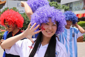 Perruque de supporter UMS <span class=keywords><strong>Qatar</strong></span> aux couleurs du drapeau national, perruque synthétique sans lacet pour les matchs de <span class=keywords><strong>football</strong></span> de la <span class=keywords><strong>Coupe</strong></span> du <span class=keywords><strong>Monde</strong></span> 2026 - Product Image 5