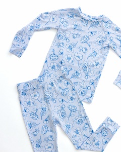 Set Pigiama Coordinato Mamma e Figlia in Fibra di Bambù 100%, Stampa Floreale Blu, Maniche Lunghe con Bottoni per <span class=keywords><strong>Madre</strong></span> e Bambina - Product Image 3
