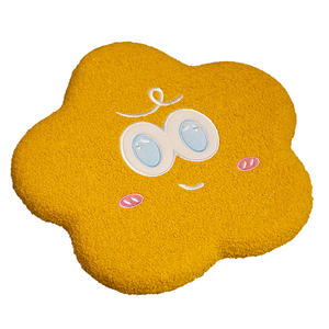 Cuscino per Seduta Invernale Super Morbido in Peluche Fatto a Mano con Fiori Sorridenti e Imbottitura in Memory Foam Design Personalizzato per Uso in Ufficio Unisex - Product Image 1