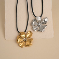 Dazan nouveau plaqué or 18 carats en acier inoxydable sans ternissement Vintage fleur d'hibiscus en relief grand Zircon Design collier ensemble de luxe