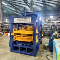 L'usine Zhongke fournit la machine à briques de béton emboîtables QT 4-15 et la ligne de production de blocs.