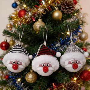 Chapeau de Père Noël en tricot personnalisable avec breloque boule - Pendentif décoratif de Noël pour l'affichage de cadeaux de Noël en magasin de détail - Product Image 1