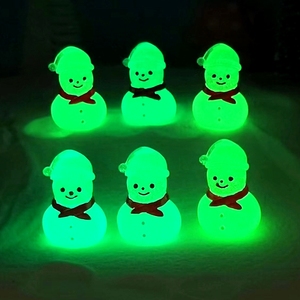 Ornamenti natalizi luminosi a forma di piccolo pupazzo di neve che si illumina al buio, per decorazioni da tavolo a tema paesaggio innevato. - Product Image 2