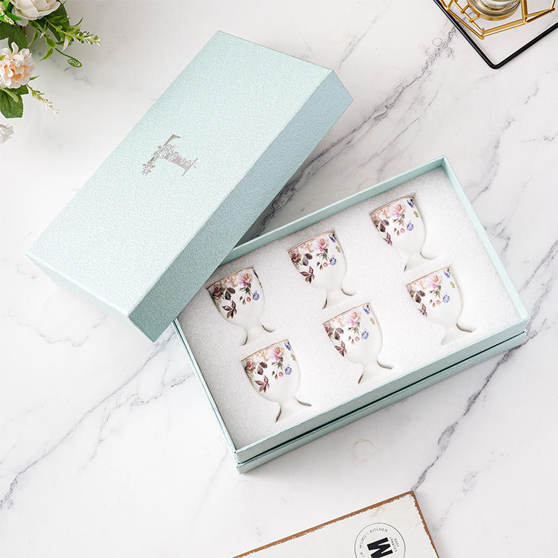 ดอกกุหลาบสีขาวและสีน้ำเงิน