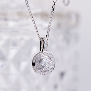 Ciondolo a grappolo circolare singolo in oro bianco 14 carati con diamante sintetico coltivato in laboratorio da 0,5 carati e alone di diamanti - Product Image 1