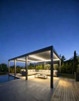 Pergola à toit à lamelles automatiques de qualité commerciale pour toits et terrasses avec option de porte coulissante en verre