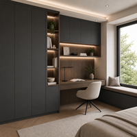 Armoires de bureau avec portes en charbon de bois, bureau en bois fumé et rangement sur toute la hauteur