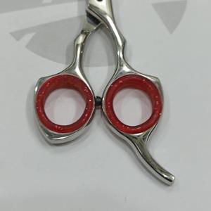 Tijeras de barbero J2 de acero inoxidable, con soporte de dedo fijo y tornillo ajustable, precio barato, venta al por mayor - Product Image 5