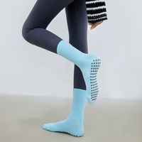 Vente en gros de chaussettes de yoga de couleur unie chaussettes de pilates antidérapantes sans logo chaussettes de sport pour femmes