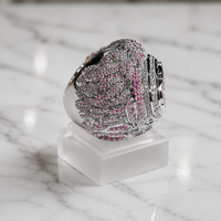 Personnalisez votre propre bague de championnat style plume rose, en laiton de haute qualité avec pierres en zircon 5A, pour un cadeau aux vainqueurs d'équipes sportives.