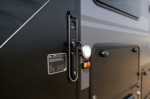 <span class=keywords><strong>Puerta</strong></span> de Entrada para <span class=keywords><strong>Autocaravana</strong></span> con Estructura de Sellado Alto para Eliminar Vibraciones y Reducir Riesgos en Viajes Seguros - Product Image 1
