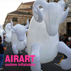Suministro de diferentes formas de accesorios de animales disfraz de cabra inflable, marioneta temática de animales inflables blancos - Product Image 1