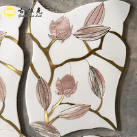 Nouveau design de carreaux de sol et de mur en laiton avec motif de fleurs roses en marbre et incrustation de mosaïque au jet d'eau