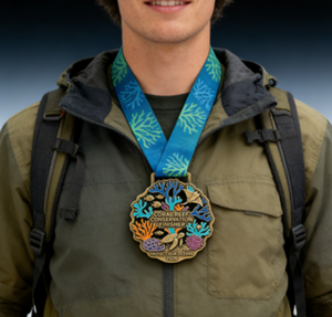 Médaille personnalisée en métal émaillé Garde <span class=keywords><strong>de</strong></span> <span class=keywords><strong>l</strong></span>'Océan, badge <span class=keywords><strong>de</strong></span> finisseur plaqué or 3D pour la protection <span class=keywords><strong>de</strong></span> la faune marine avec motif tortue et raie - Product Image 2