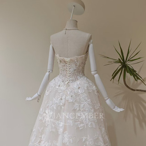 LY115 Robe de mariée en dentelle à motif brodé Royal Sweetheart pour femmes - Product Image 4
