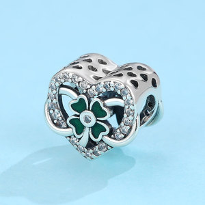 จี้รูปหัวใจโปร่งลายใบโคลเวอร์สี่แฉกนำโชค เงินแท้ S925 ประดับด้วยเคลือบสีเขียวและเพชร CZ เหมาะสำหรับใส่กับสร้อยข้อมือแบบ Snake Chain ของขวัญสำหรับผู้หญิง - Product Image 4