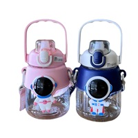 Bouteille d'eau en plastique de 1200 ml, motif astronaute mignon, grande capacité, résistante aux chutes, portable, avec paille et sangle – Vente en gros