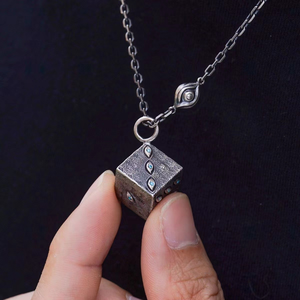 Collier de haute qualité JJK Satoru <span class=keywords><strong>Gojo</strong></span> Prison Realm Dice avec motifs oculaires, idéal comme cadeau promotionnel - Product Image 1