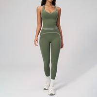 Conjunto deportivo de dos piezas con tirantes dobles y bloques de color a la moda para mujer, ideal para entrenamiento.