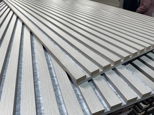 Paneles de pared acústicos de listones de madera modernos al por mayor estudio de oficina eficiente acabado de chapa interior insonorizado respetuoso con el medio ambiente - Product Image 2