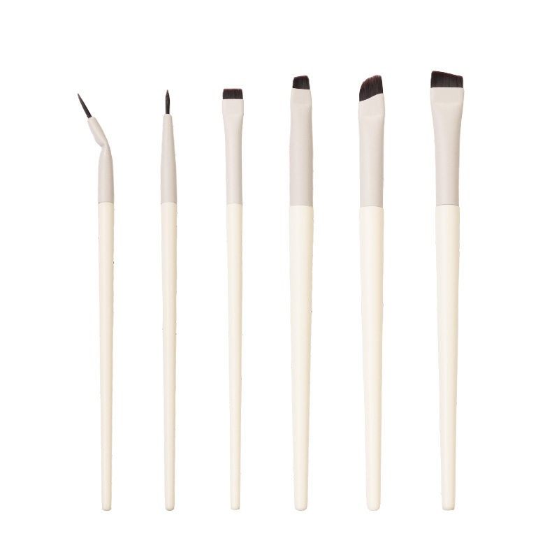 Ensemble de pinceaux de maquillage blancs