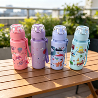 Bouteilles d'eau en plastique multicolores imprimées avec des dessins animés amusants et mignons, équipées d'une paille et d'une corde portable pour les sorties