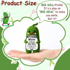 Poupée en peluche crochetée à <span class=keywords><strong>la</strong></span> main en forme de cornichon, cadeau amusant et positif pour <span class=keywords><strong>la</strong></span> fête des Mères, pour maman, fille, fils, figurine et jouet de Noël - Product Image 3