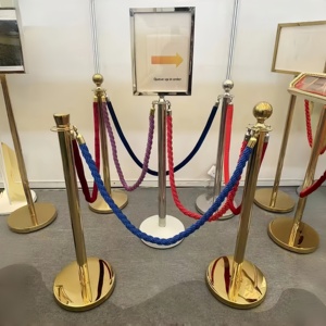 Poteaux <span class=keywords><strong>de</strong></span> bienvenue en acier inoxydable à surface plane avec barrières <span class=keywords><strong>de</strong></span> gestion des files d'attente revêtues <span class=keywords><strong>de</strong></span> titane, idéaux pour les espaces publics commerciaux - Product Image 4