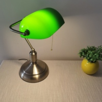 Lampe de table de banquier vintage en bronze classique avec base en fer et abat-jour en verre vert, lampe de bureau de banquier en laiton antique