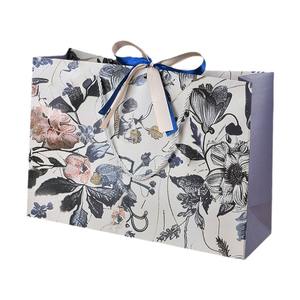Sac en papier blanc de luxe à 3 couches imprimé sur mesure, écologique, brillant, avec poignée en ruban et estampage à chaud pour vêtements - Product Image 4