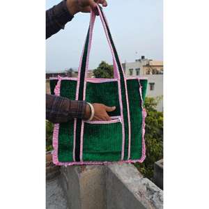 Bolsa de lona acolchada de algodón hecha a mano con estampado tradicional, elegante, duradera y espaciosa, perfecta para viajes de fin de semana. - Product Image 6