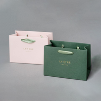 Sac cadeau en papier d'art classique de luxe avec logo personnalisé, ruban laminé, recyclable, personnalisable pour l'emballage de chaussures et de vêtements