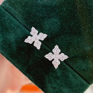 Orecchini a Perno con Croce in Oro Bianco e Diamanti, Taglio Brillante Rotondo, Montatura a Griffe, Gioielli Classici da Donna per Uso Quotidiano - Product Image 4