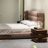 Lit bas en tissu de style italien minimaliste, modèle tendance pour chambre principale, lit double avec tête de lit en forme de biscuit de style princesse