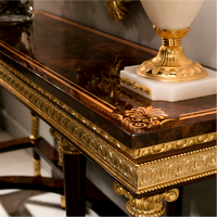 Console en bois massif de style classique français avec sculptures dorées, ensemble de luxe pour hall d'entrée et salon