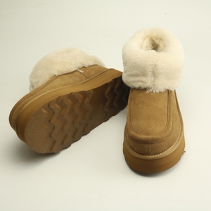Botas Femininas com Strass Lateral em Chocolate - Product Image 2