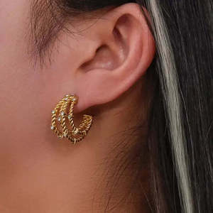 Pendientes de Diamantes en Forma de C, Chapados en Oro de 18K, Acero Inoxidable, Diseño Trenzado, para Uso Diario de Mujeres - Product Image 1
