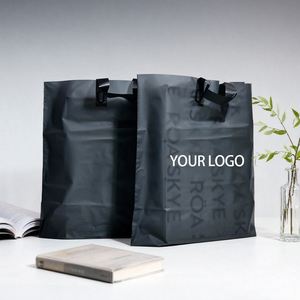 Bolsa de Compras de Plástico con Asa Rígida de PE Negro Mate con Logotipo Personalizado para Boutique de Ropa, Empaque de Prendas - Product Image 2