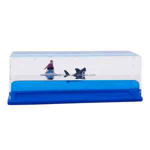 <span class=keywords><strong>Bateau</strong></span> insubmersible dans une boîte, jouet flottant en forme de navire de croisière, presse-papiers à vague liquide, décoration de bureau avec garçon surfeur et <span class=keywords><strong>requin</strong></span> - Product Image 4