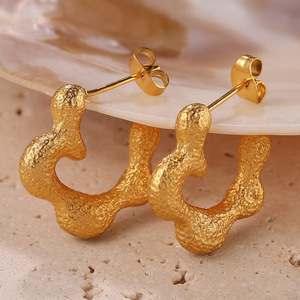 Pendientes de aro martillados chapados en oro para mujer, diseño elegante y único EH1035G - Product Image 1