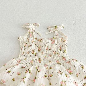 Tutina Floreale in Cotone per Neonata con Cappello e Bretelle - Product Image 4