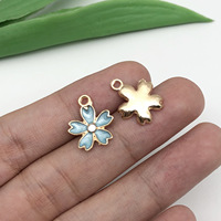 Breloque en émail Fleur de cerisier 13x17mm, ton doré, alliage de zinc, centre en strass à cinq pétales, pour la création de bijoux de printemps