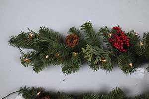 Guirlande de Noël verte artificielle en PVC de bonne qualité 6ft Red Berry Pinecorn Guirlandes de Noël - Product Image 3